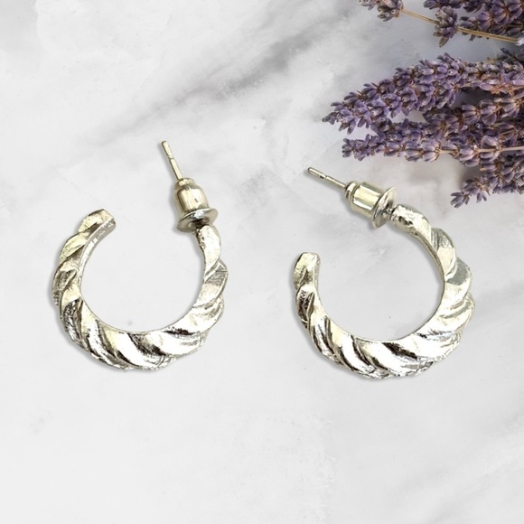 🔴 5 for $10 ONE PAIR Silver Tone Round Shaped Stud Earrings - Picture 1 of 3